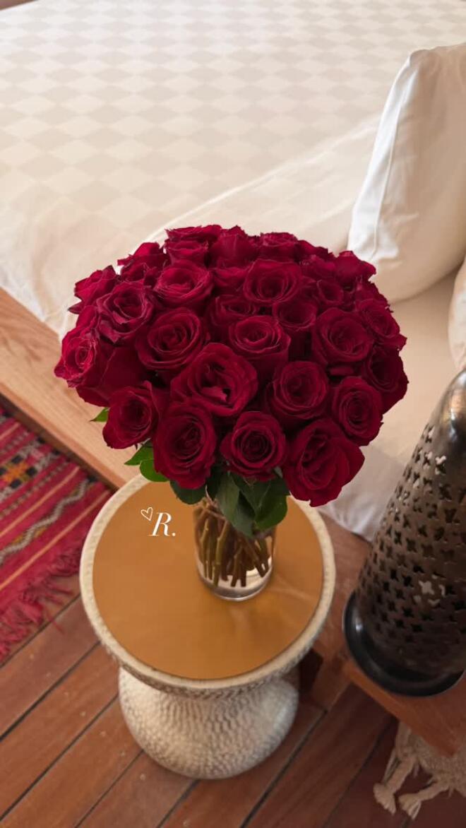 Tούνη: H ανθοδέσμη με τα κόκκινα τριαντάφυλλα