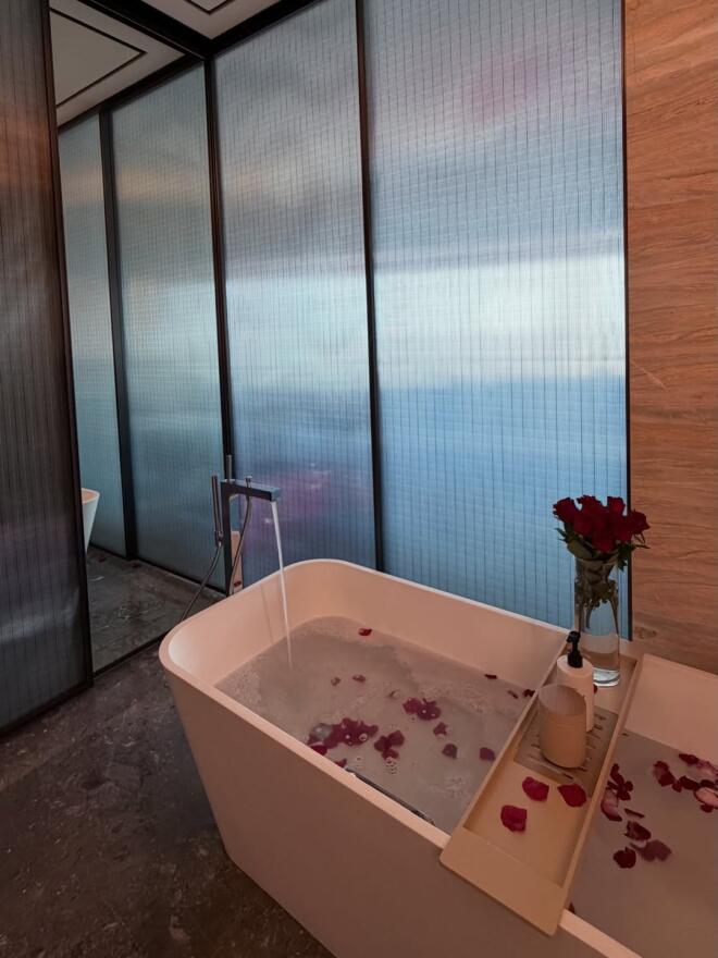 Τούνη: H μπανιέρα με τα ροδοπέταλα