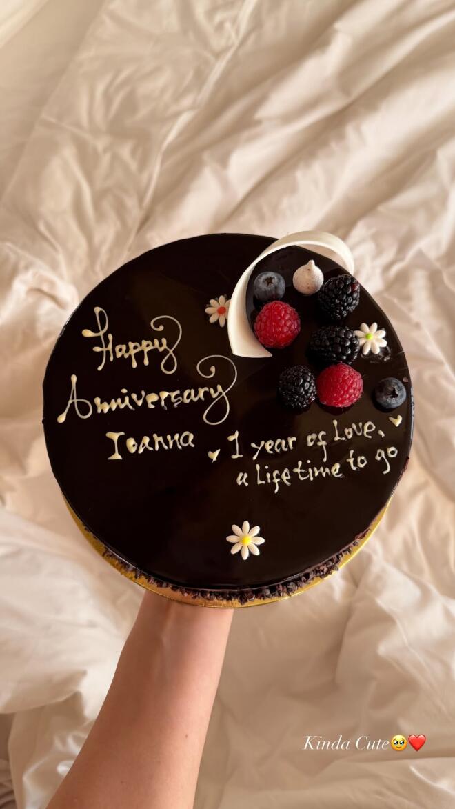 H τούρτα για την επέτειο της Τούνη με τον σύντροφό της