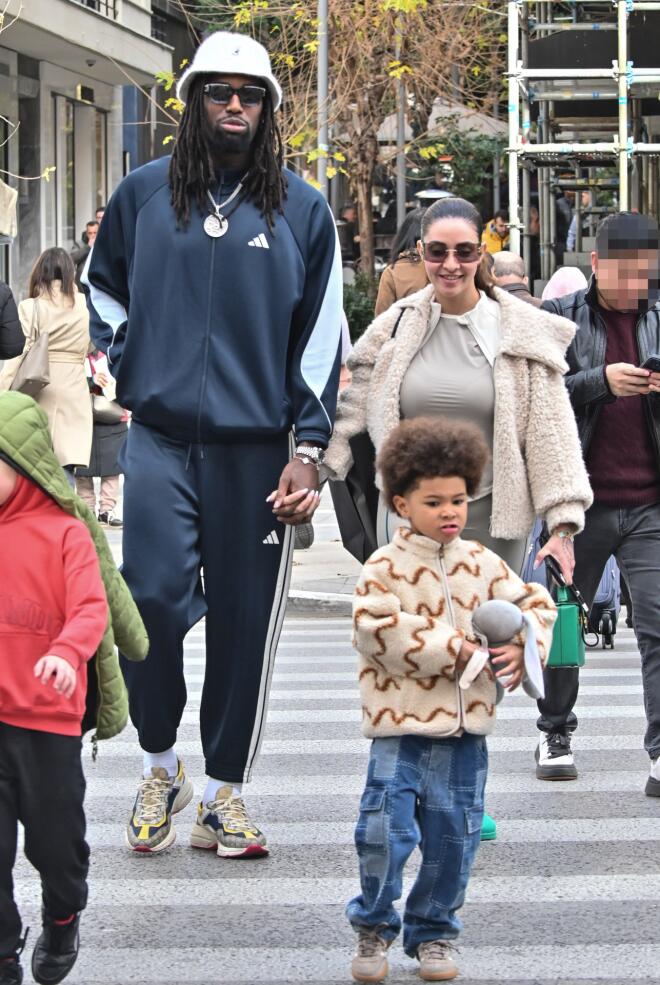 O κορυφαίος μπασκετμπολίστας απόλαυσε τη βόλτα με την οικογένειά του/ φωτογραφία από ndp