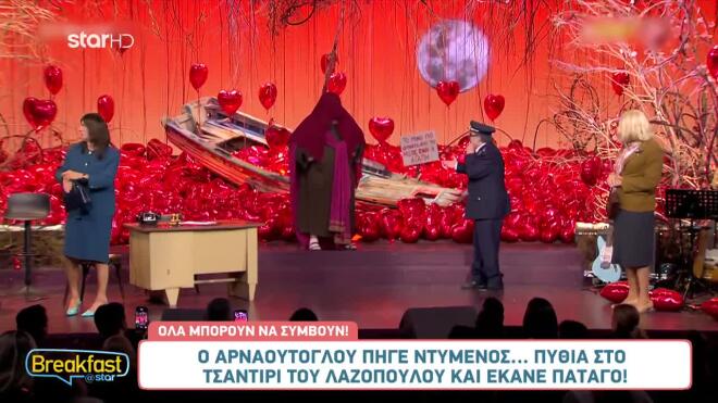 Η στιγμή που ο Γρηγόρης Αρναούτογλου εισβάλλει στο Αλ Τσαντίρι με καλυμμένα τα χαρακτηριστικά του