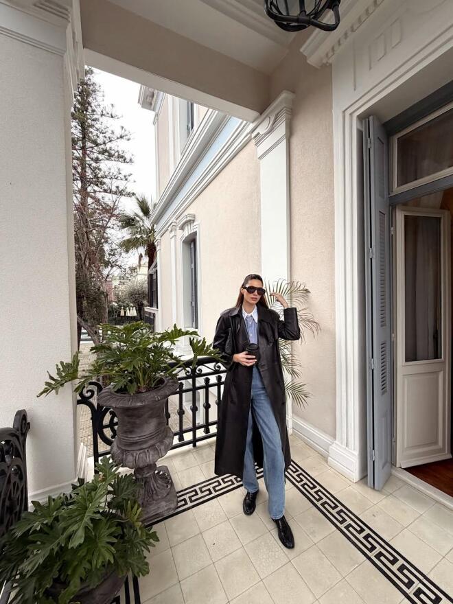 Ηλιάνα Παπαγεωργίου: Υιοθέτησε το απόλυτο chic layering με δερμάτινη καμπαρντίνα