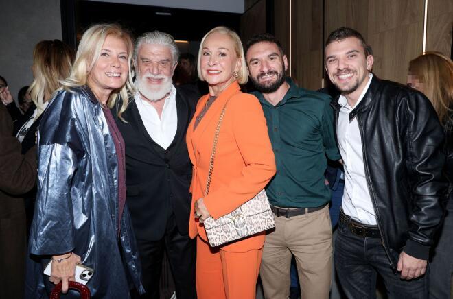 Λένα Κώνστα-Γιάννης Βούρος- Νταίζη Σεμπεκοπούλου-Στέφανος Βουρός- Αλέξης Βουρός σε θεατρική πρεμιέρα, τον Νοέμβριο του 2024/ NDP ΑΝΔΡΕΑΣ ΝΙΚΟΛΑΡΕΑΣ