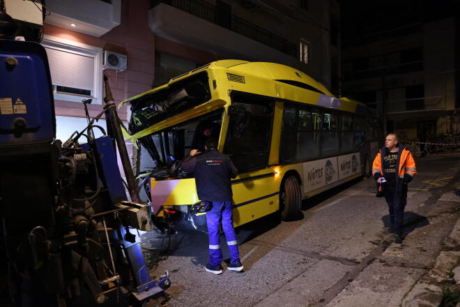 Πετράλωνα: Τρόλεϊ Έπεσε Σε Πολυκατοικία