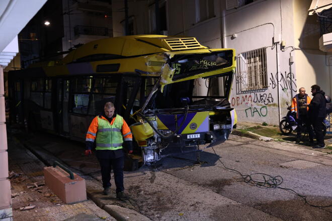 Πετράλωνα: Τρόλεϊ έπεσε σε πολυκατοικία, τραυματίστηκε ο οδηγός