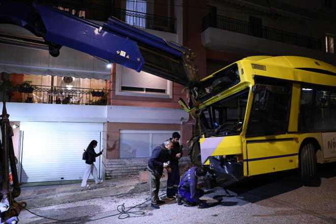 Πετράλωνα: Τρόλεϊ έπεσε σε πολυκατοικία