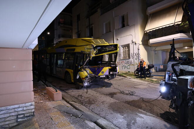 Πετράλωνα: Τρόλεϊ έπεσε σε πολυκατοικία