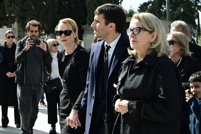 Στο Α' Νεκροταφείο Αθηνών έφτασε η κόρη του, Λένα Παπαληγούρα 