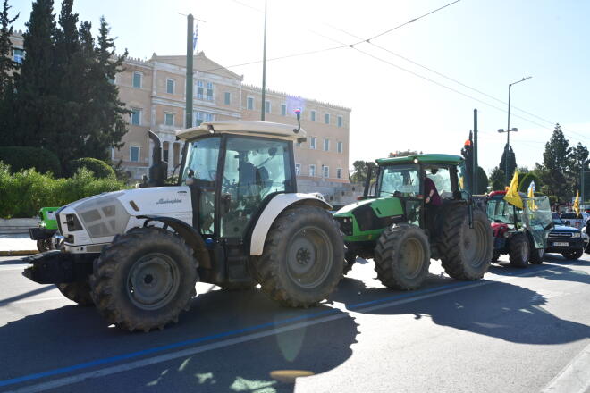 Αγρότες: Αποχώρησαν τα τρακτέρ από το Σύνταγμα