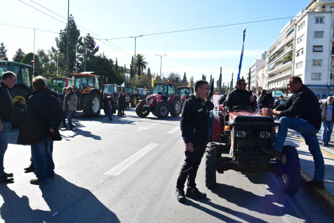 Αγρότες: Αποχώρησαν τα τρακτέρ από το Σύνταγμα
