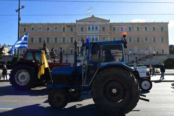 Αγρότες: Αποχώρησαν τα τρακτέρ από το Σύνταγμα