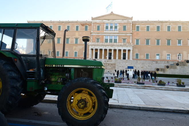 Αγρότες: Αποχώρησαν τα τρακτέρ από το Σύνταγμα