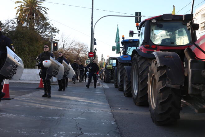 Αγρότες: Αποχώρησαν τα τρακτέρ από το Σύνταγμα