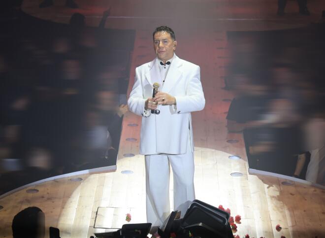 Ο Γιώργος Μαζωνάκης στο κέντρο όπου εμφανίζεται