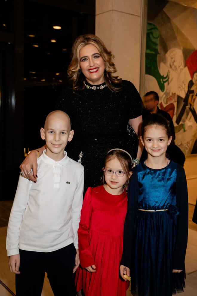 Η Πρόεδρος της ΕΛΠΙΔΑΣ με τους μικρούς ήρωες Κωνσταντίνο, Χριστίνα και Εβίτα