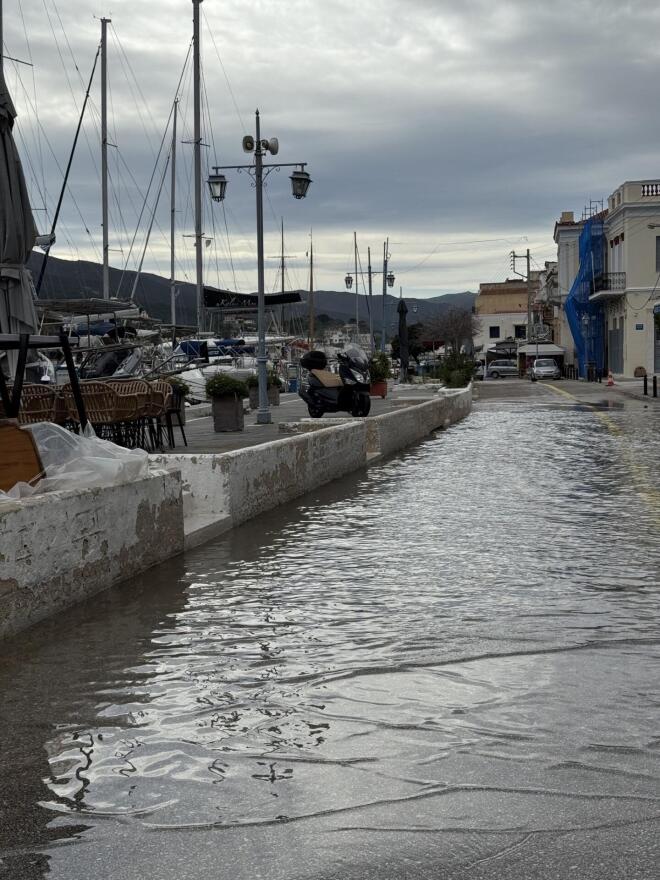 Πόρος: Ανέβηκε η στάθμη της θάλασσας λόγω των νοτιάδων  