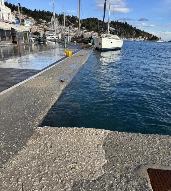 Πόρος: Η θάλασσα βγήκε στη στεριά 