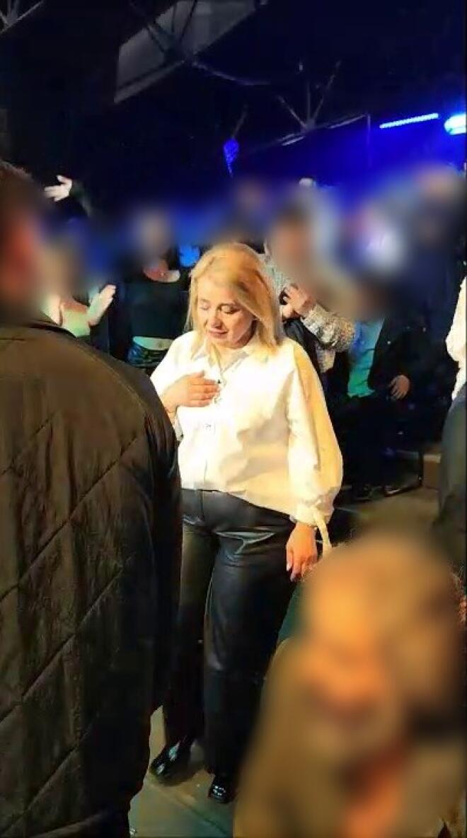 H στιγμή που η μητέρα του Akyla οδηγείται στη σκηνή του ελληνικού τελικού της Εurovision 2026/ star.gr