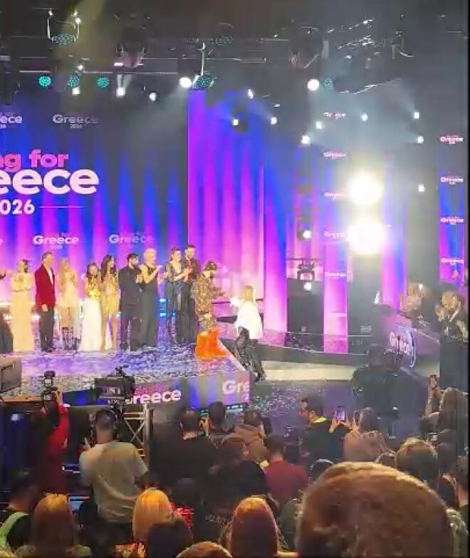 H στιγμή που η μητέρα του Akyla ανεβαίνει στη σκηνή του ελληνικού τελικού της Εurovision 2026/ star.gr