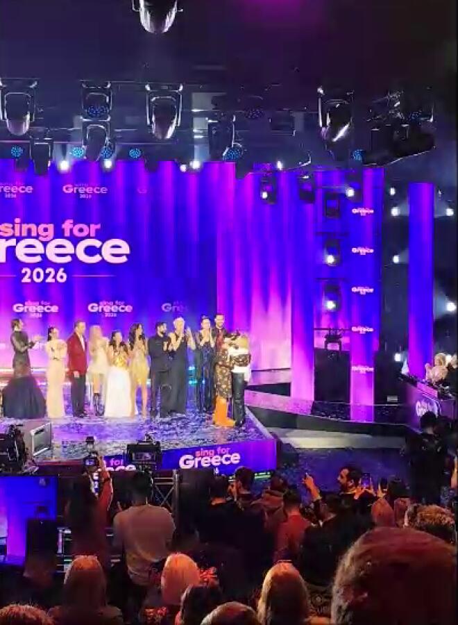 H συγκινητική στιγμή που ο Akylas με τη μητέρα του πέφτουν ο ένας στην αγκαλιά του άλλου πάνω στη σκηνή του ελληνικού τελικού της Εurovision 2026/ star.gr