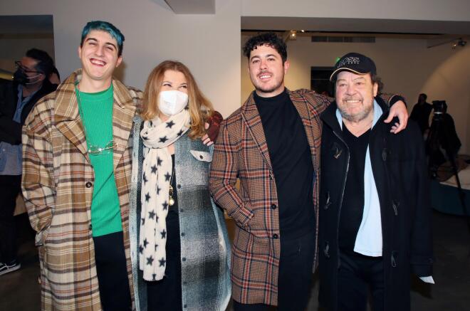 Good Job Nicky- Σοφία Αλιμπέρτη- Μιχαήλ Άγγελος Βαρθακούρης- Γιάννης Πάριος στα εγκαίνια της έκθεσης φωτογραφίας του Μιχαήλ Άγγελου, το 2022/ NDP