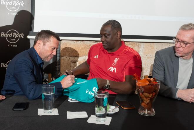 Ο Emile Heskey και ο Λόταρ Χέμπερτ Ματέους 