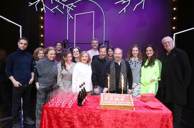 Αριστερά ο Κυριάκος Σαλής στην κοπή της πίτας για την παράσταση «Η Κόμισσα της Φάμπρικας»/ NDP ΠΑΝΑΓΙΩΤΗΣ ΚΟΥΦΑΛΕΞΗΣ