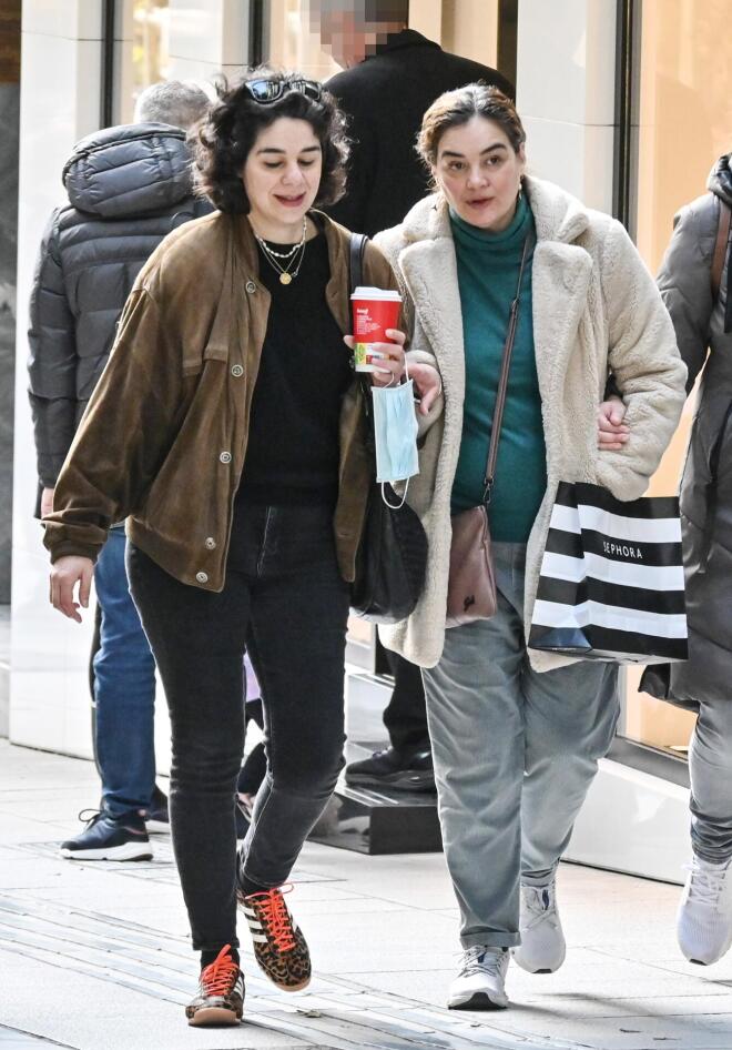 Γωγώ Μπρέμπου: Σπάνια δημόσια εμφάνιση με την αδερφή της, Χριστίνα Μπρέμπου