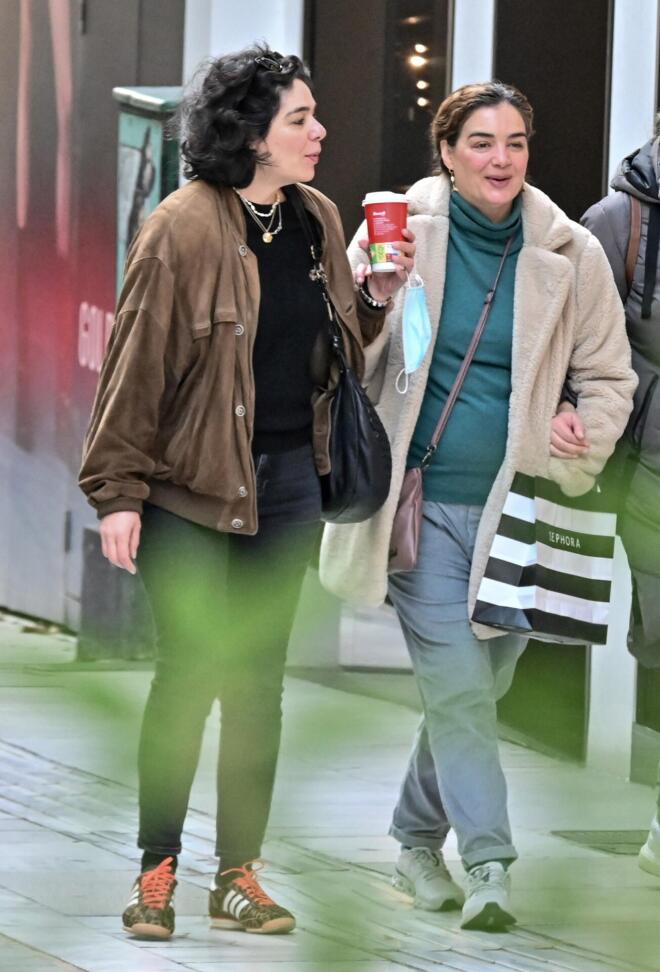 Γωγώ Μπρέμπου: Σπάνια δημόσια εμφάνιση με την αδερφή της, Χριστίνα Μπρέμπου