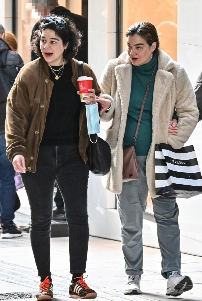 Γωγώ Μπρέμπου: Σπάνια δημόσια εμφάνιση με την αδερφή της, Χριστίνα Μπρέμπου