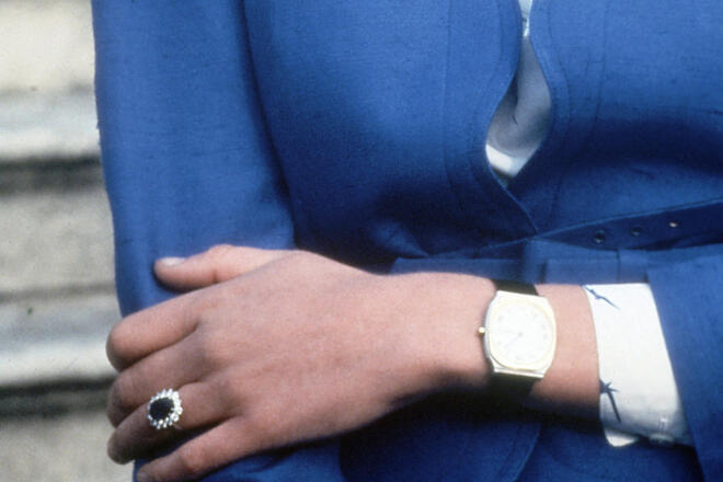 Το εντυπωσιακό δαχτυλίδι της Νταϊάνα. Το ίδιο φόρεσε και η Κάθριν, Δούκισσα του Κέμπριτζ, στον αρραβώνα της. Φωτογραφία Associated Press