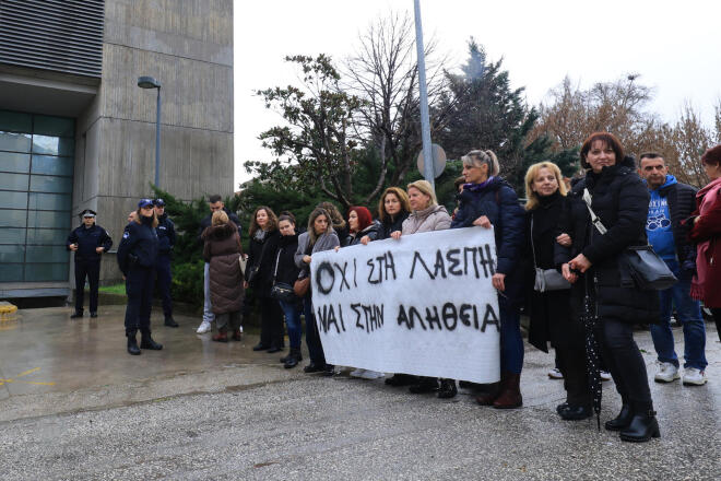 Εργαζόμενοι έξω από τα δικαστήρια συμπαραστέκονται στον ιδιοκτήτη της Βιολάντα - Intimenews