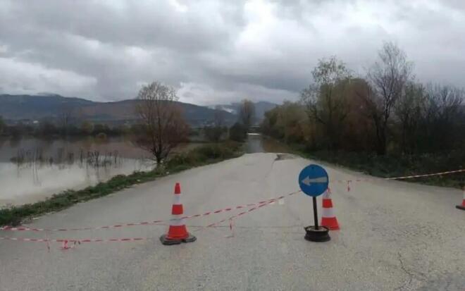 Πλημμύρισε ξανά ο παράπλευρος δρόμος της Εγνατίας στην Παμβώτιδα