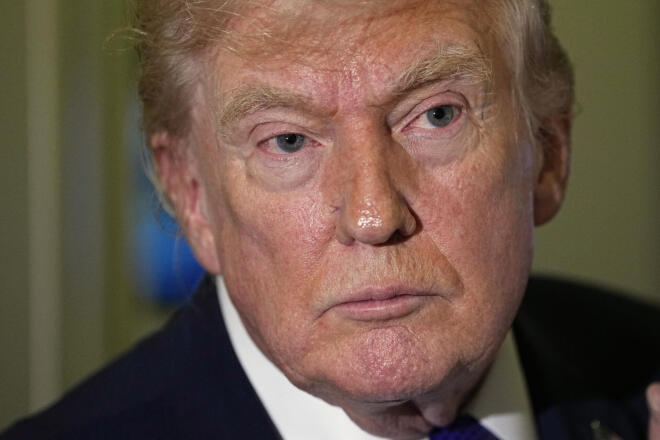 Ο Ντόναλντ Τραμπ μιλά σε δημοσιογράφους στο Air Force One