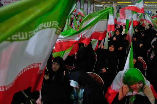 Ιρανές κυματίζουν σημαίες του Ιράν σε κυβερνητική τελετή για τους νεκρούς των διαδηλώσεων του Ιανουαρίου σε τζαμί στην Τεχεράνη