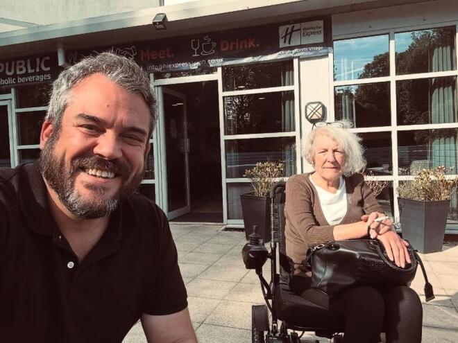 Ο Πυγμαλίων Δαδακαρίδης με τη μητέρα του 