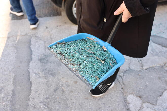 Σπασμένα τζάμια από την έκρηξη χειροβομβίδας 