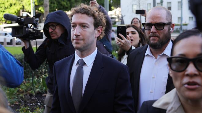 O Μαρκ Ζάκερμπεργκ κατά την άφιξή του στο δικαστήριο του Λος Άντζελες/ AP Photo/Ryan Sun