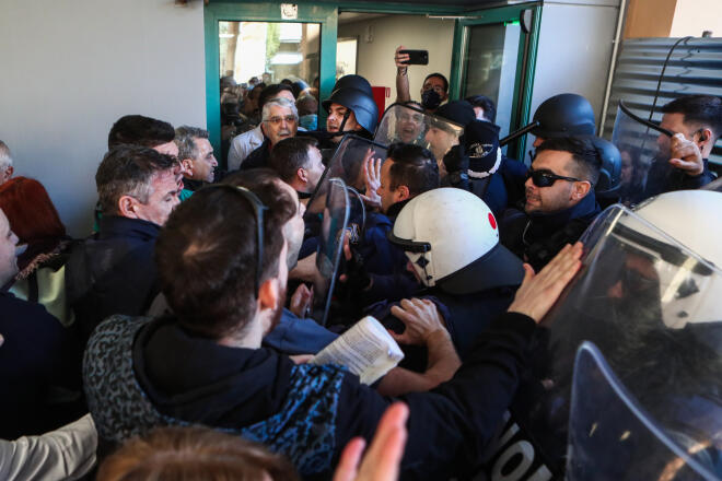 Επεισόδια κατά την άφιξη Γεωργιάδη στο νοσοκομείο της Νίκαιας/ Eurokinissi ΣΩΤΗΡΗΣ ΔΗΜΗΤΡΟΠΟΥΛΟΣ