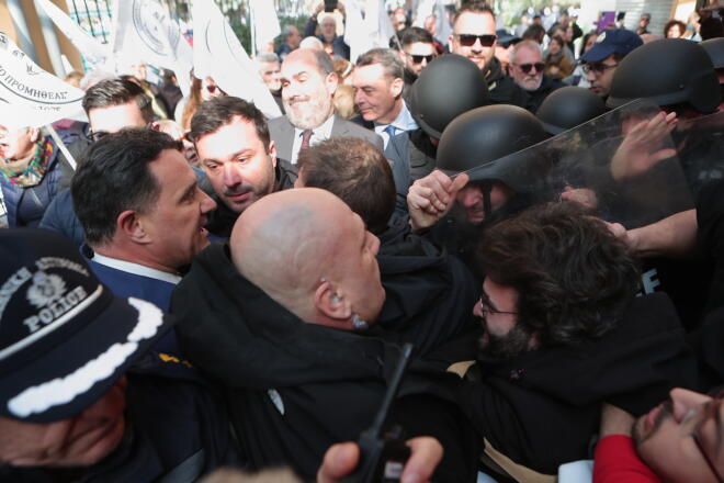 Επεισόδια κατά την άφιξη Γεωργιάδη στο νοσοκομείο της Νίκαιας/ Eurokinissi ΣΩΤΗΡΗΣ ΔΗΜΗΤΡΟΠΟΥΛΟΣ