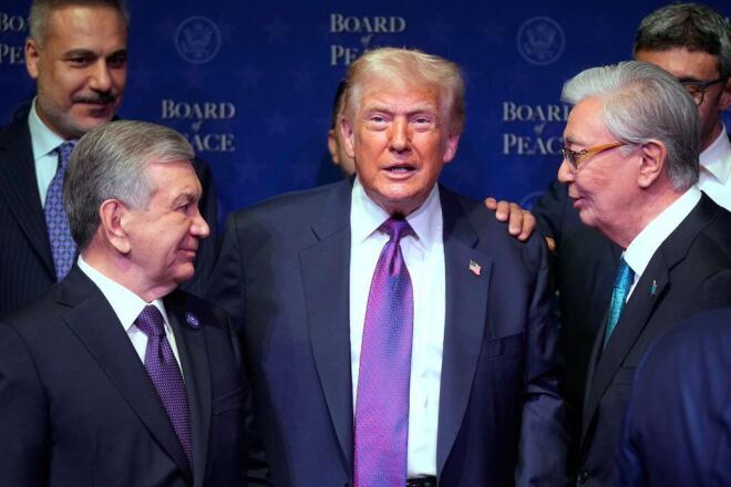 Ο Τραμπ με συμμετέχοντες στο Συμβούλιο Ειρήνης   