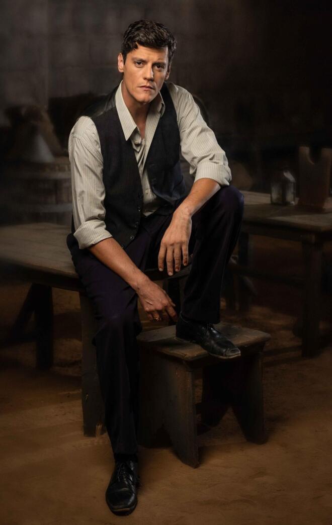 Από την περασμένη τηλεοπτική σεζόν, ο Αλέξανδρος Βάρθης είναι ο «Βλάσσης» στο Grand Hotel του ΑΝΤ1