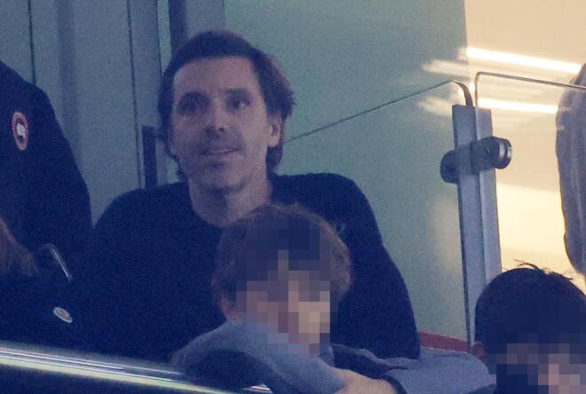 Από τη σκηνή… στην εξέδρα: Ο Νίκος Οικονομόπουλος στο γήπεδο!