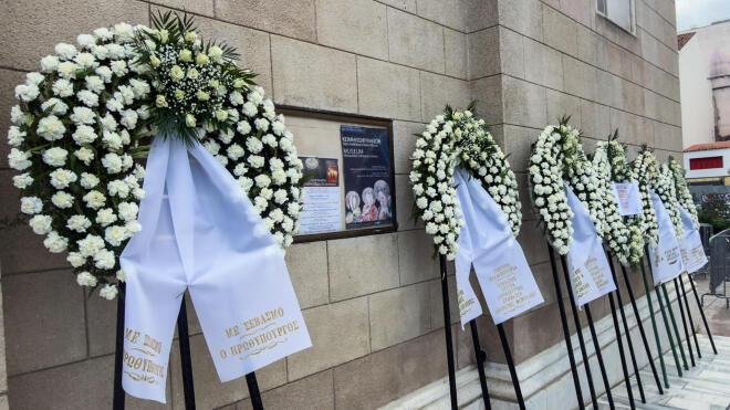 Στεφάνια για την Αρβελέρ 