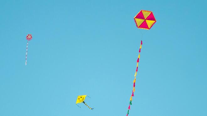 Η Καθαρά Δευτέρα είναι μόλις λίγες μέρες μακριά, και εκτός από τα Κούλουμα και την κατανάλωση λαγάνας, την τιμητική του έχει το πέταγμα του χαρταετού / Φωτογραφία: Unsplash.com