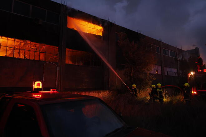 Μεγάλη φωτιά σε αποθήκη επιχείρησης αθλητικών ειδών στα Σπάτα