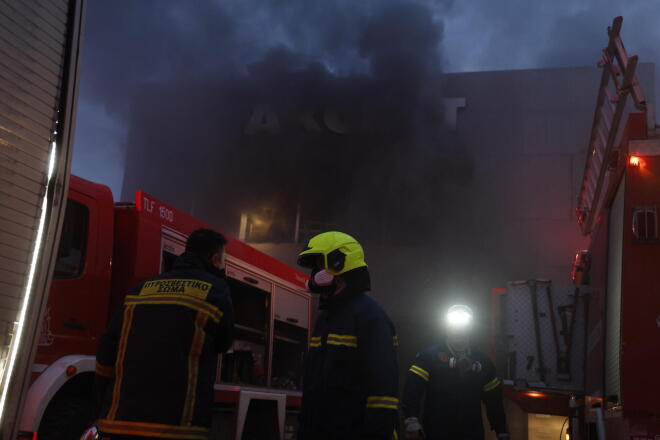 Μεγάλη φωτιά σε αποθήκη επιχείρησης αθλητικών ειδών στα Σπάτα