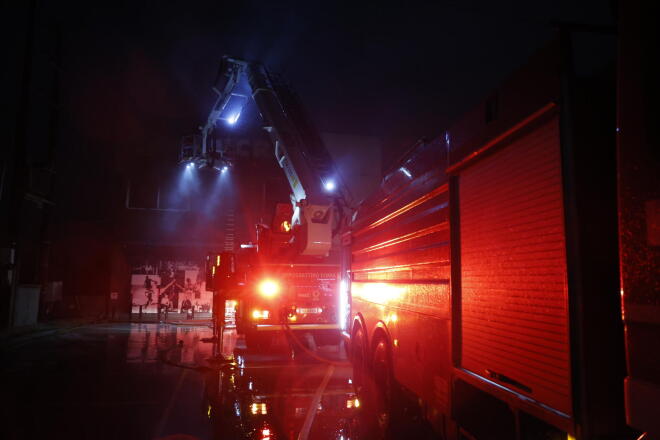 Μεγάλη φωτιά σε αποθήκη επιχείρησης αθλητικών ειδών στα Σπάτα