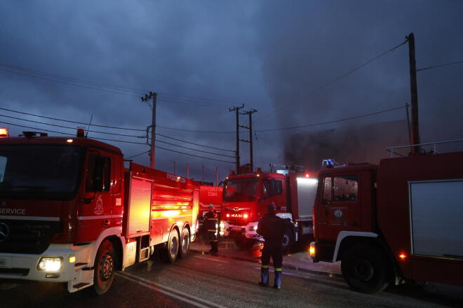 Μεγάλη φωτιά σε αποθήκη επιχείρησης αθλητικών ειδών στα Σπάτα