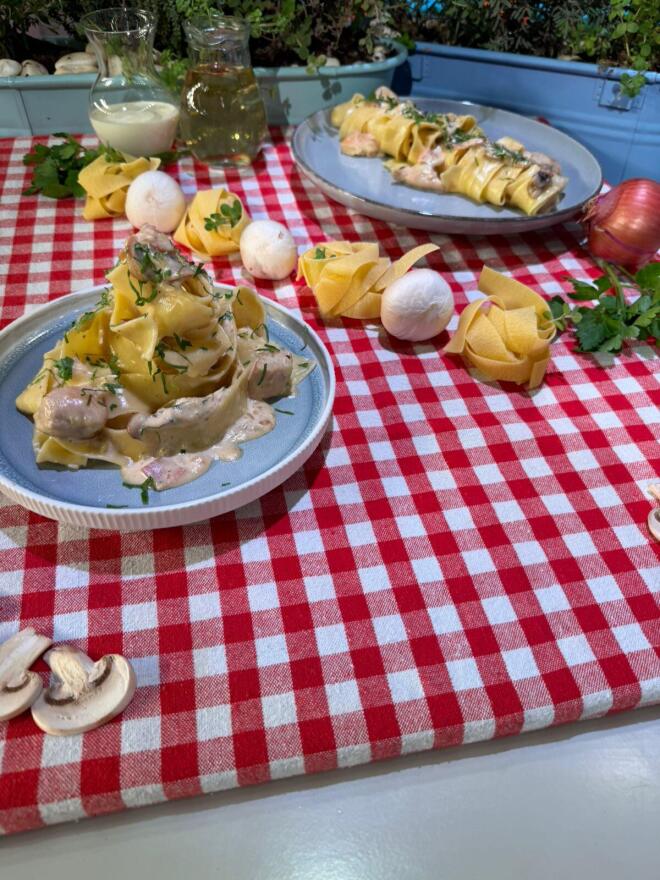 Πεντανόστιμες παπαρδέλες με κοτόπουλο αλά κρεμ